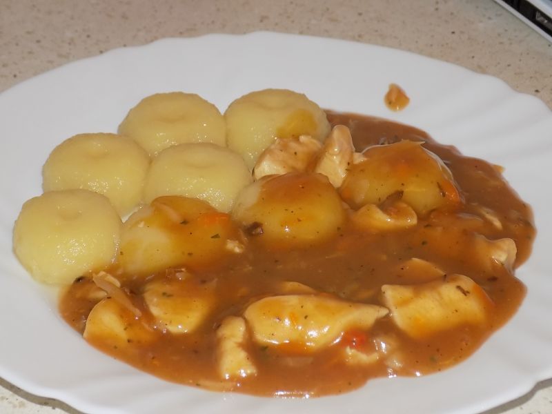 Kluski śląskie z sosem drobiowym z chrzanem Kluski śląskie z sosem drobiowym z chrzanem