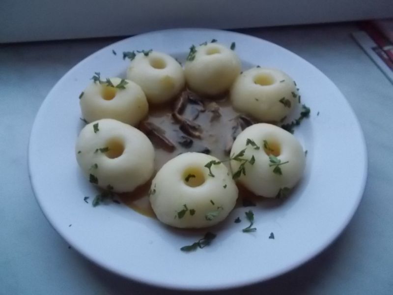 Kluski śląskie z sosem pieczarkowo - orzechowym Kluski śląskie z sosem pieczarkowo - orzechowym