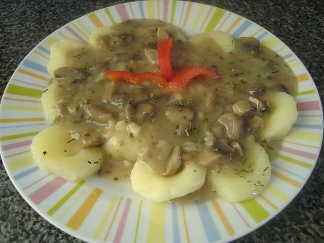 Kluski śląskie z sosem pieczarkowym