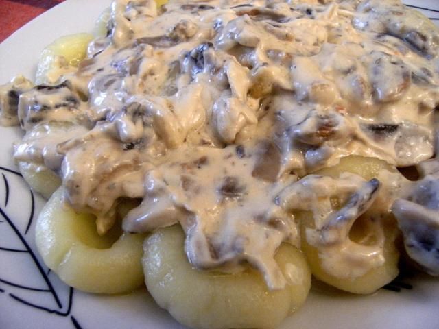 Kluski śląskie z sosem pieczarkowym Kluski śląskie z sosem pieczarkowym