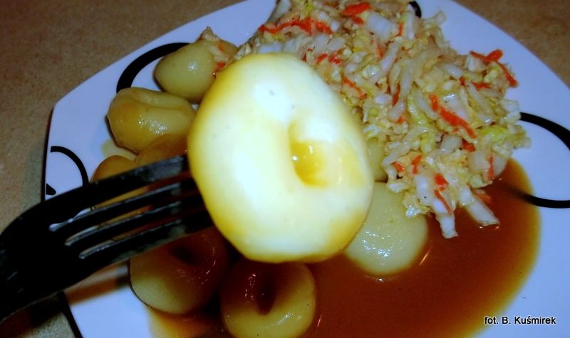 Kluski śląskie z sosem pieczeniowym i surówką Kluski śląskie z sosem pieczeniowym i surówką