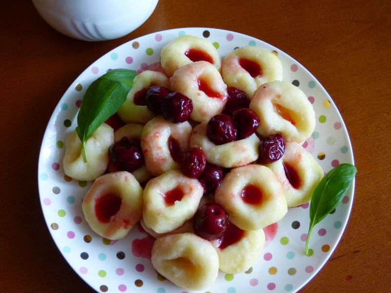 Kluski śląskie z sosem wiśniowym