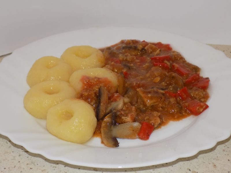 Kluski śląskie z sosem ze schabowych