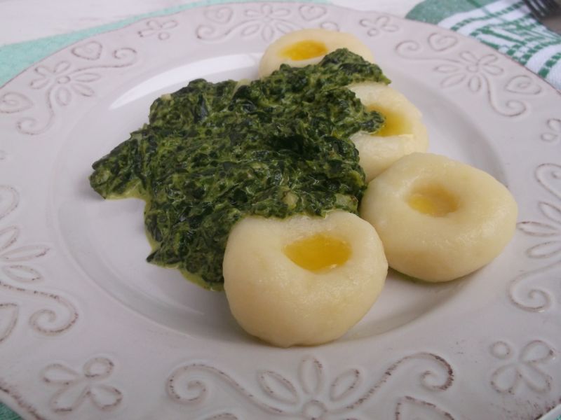 Kluski śląskie ze szpinakowym sosem