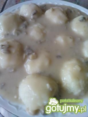 Kluski w sosie pieczarkowym