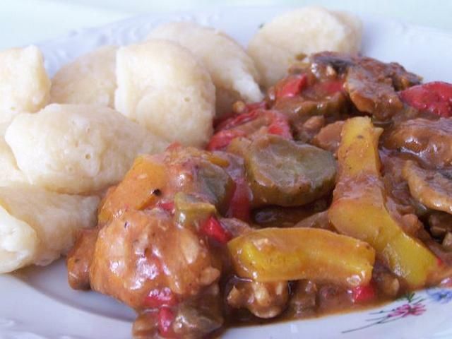 Kluski w sosie węgierskim