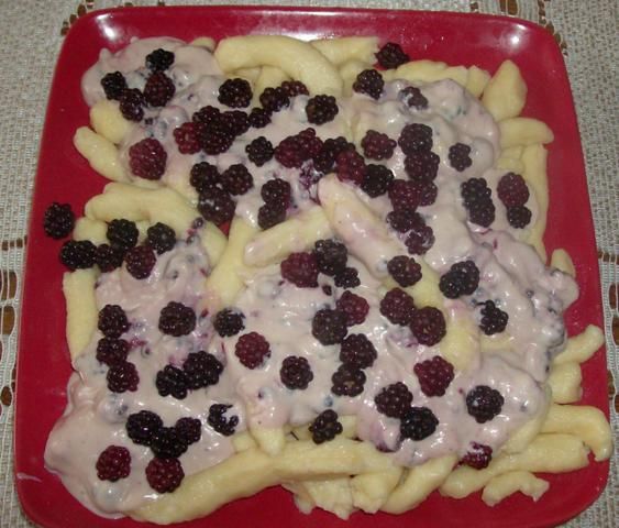 Kluski z białego sera z sosem jeżynowym 