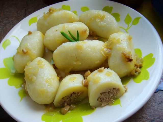 Kluski z drobiowo -pieczarkowym farszem Kluski z drobiowo -pieczarkowym farszem