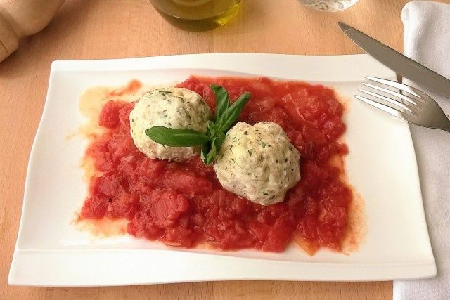 Kluski z ricotty w sosie pomidorowym