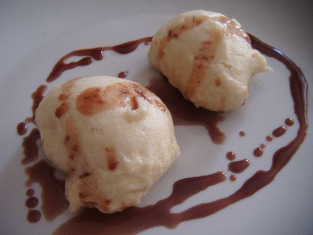 Kluski z sosem czekoladowym