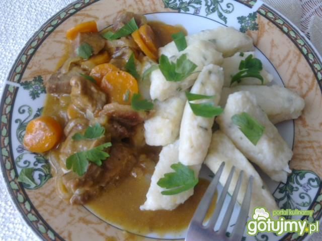 Kluski z sosem i wieprzowiną 