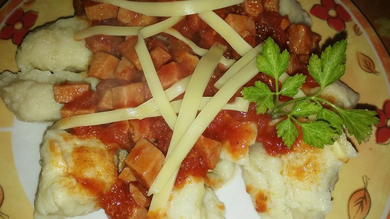 Kluski z sosem pomidorowym