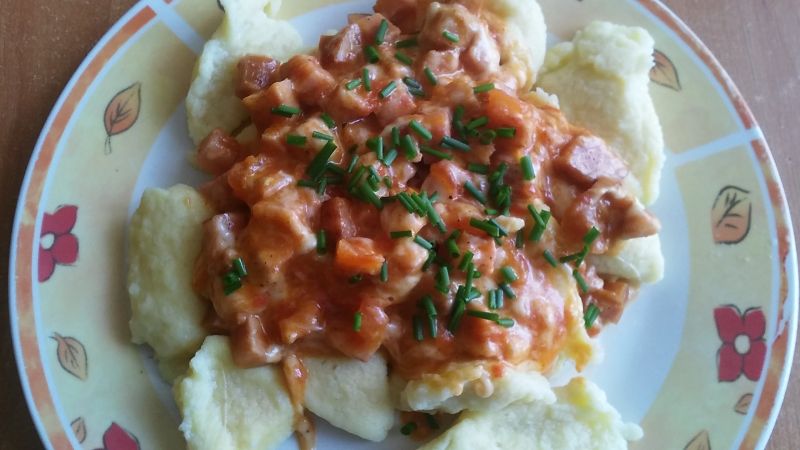 Kluski z sosemserowo - pomidorowym