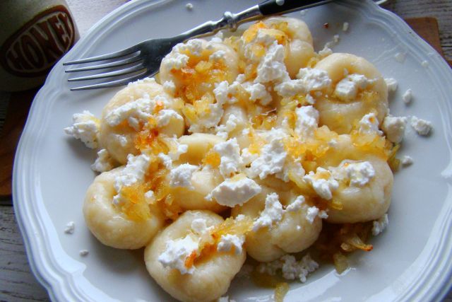 Kluski z twarogiem i złota cebulką Kluski z twarogiem i złota cebulką