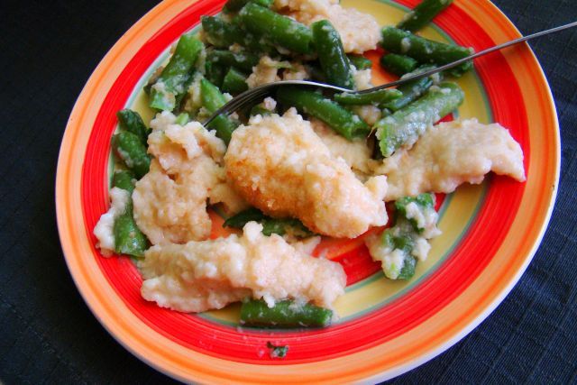 Kluski z zieloną fasolką i tartą bułką Kluski z zieloną fasolką i tartą bułką