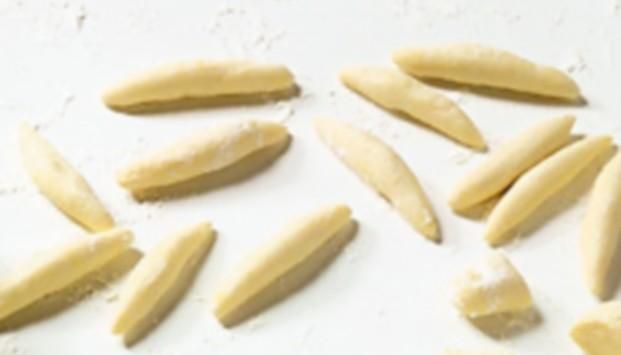 Kluski ziemiaczane z miodem.