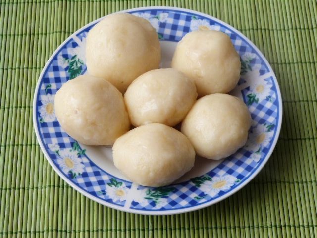 Kluski ziemniaczane nadziewane pieczarkami Kluski ziemniaczane nadziewane pieczarkami