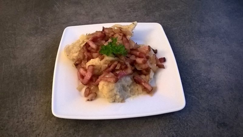 Kluski ziemniaczane z boczkiem i cebulą