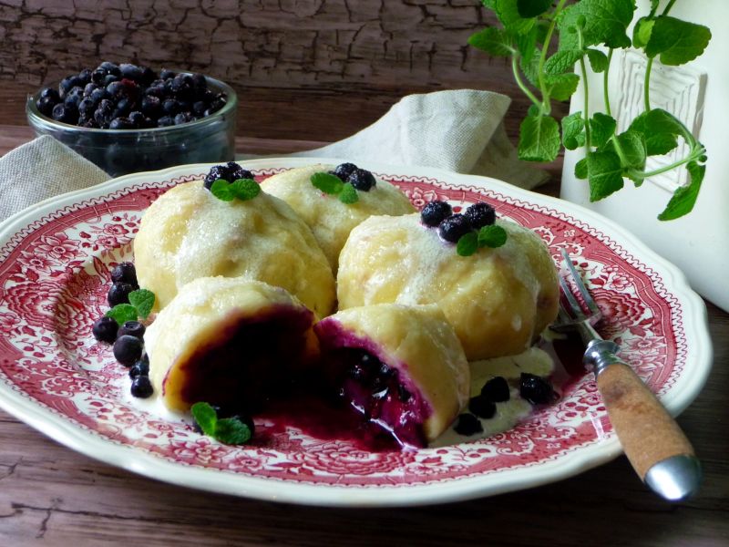 Kluski ziemniaczane z jagodami i różą Kluski ziemniaczane z jagodami i różą