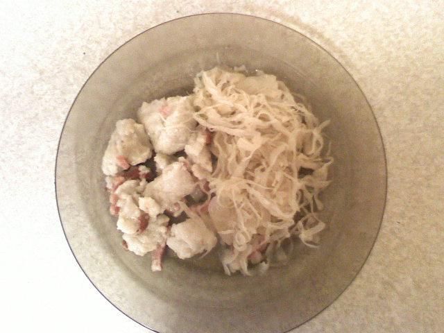 Kluski ziemniaczane z kapustą kiszoną. Kluski ziemniaczane z kapustą kiszoną.