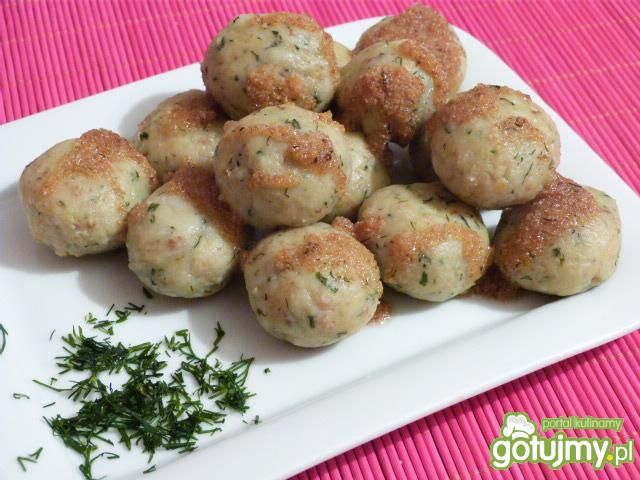 Kluski ziemniaczane z koperkiem i cebulą