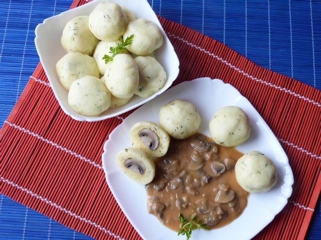 Kluski ziemniaczane z koperkiem i pieczarkami Kluski ziemniaczane z koperkiem i pieczarkami