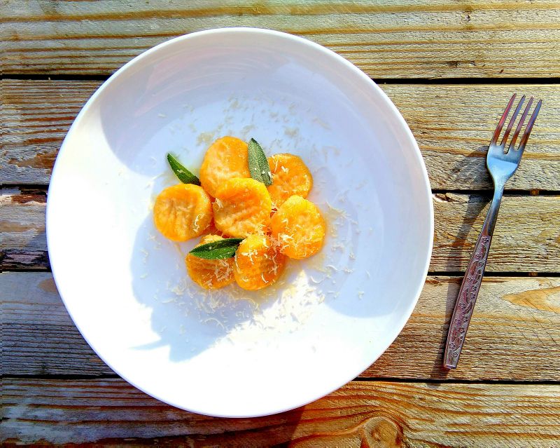 Kluski ziemniaczano-dyniowe z masłem szałwiowym Kluski ziemniaczano-dyniowe z masłem szałwiowym