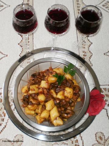 ,,Kluskowy „ gulasz z kurczaka :