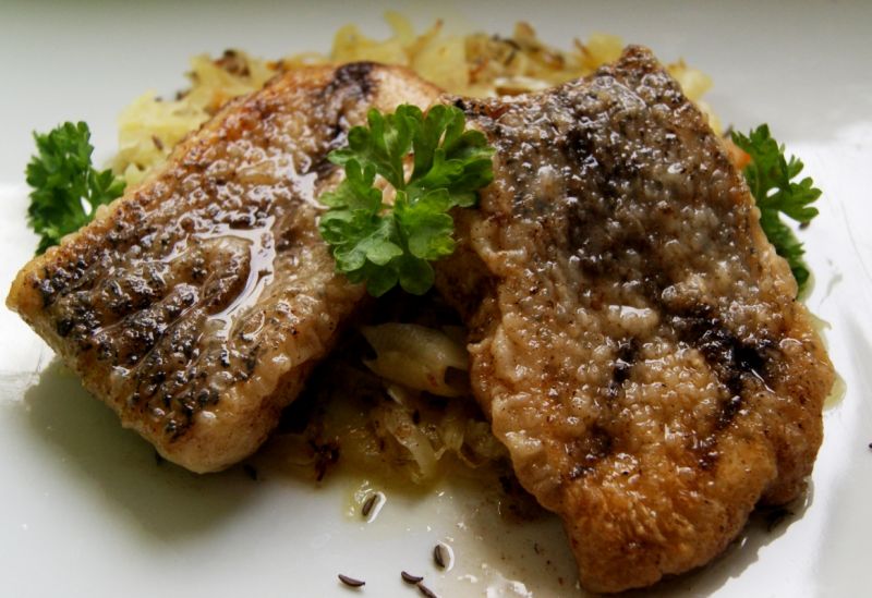 Kminkowy szczupak na duszonej kapuście