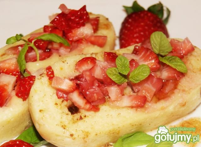 Knedel z truskawkami gotowany na parze