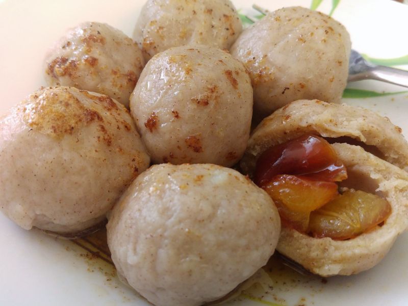 Knedle cynamonowe ze śliwkami