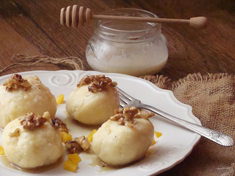 Knedle okraszone miodem 