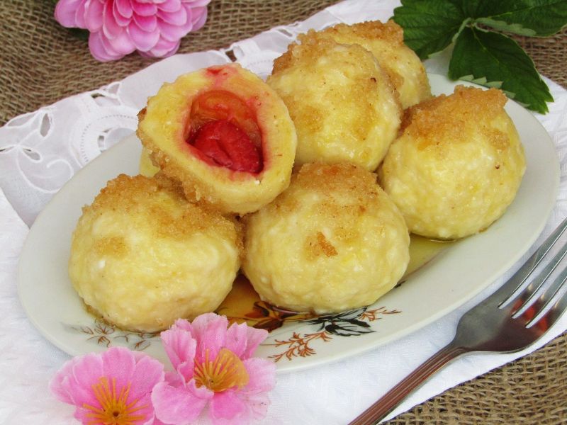 Knedle serowe z morelami i truskawkami Knedle serowe z morelami i truskawkami