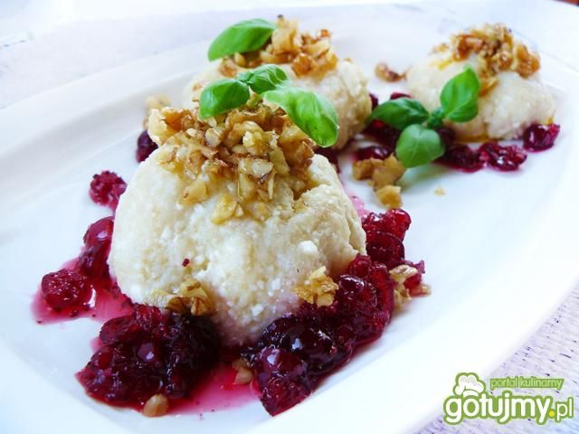 Knedle serowe z sosem żurawinowym Knedle serowe z sosem żurawinowym