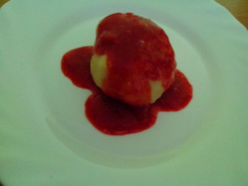 Knedle truskawkowe z sosem truskawkowym