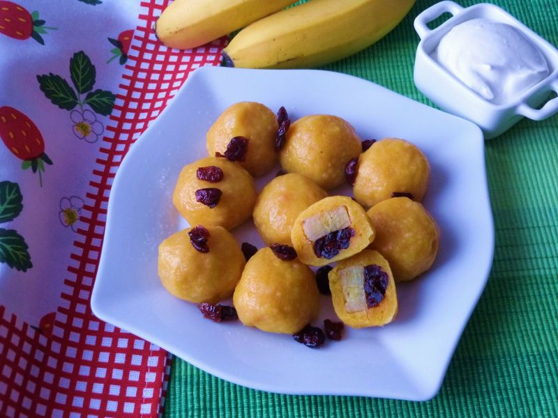 Knedle z bananami i żurawiną