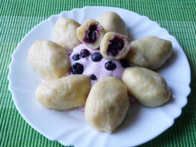 Knedle z borówkami i bitą śmietaną Knedle z borówkami i bitą śmietaną