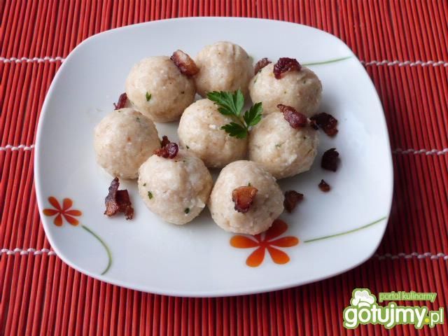 Knedle z bułki tartej i sera twarogowego