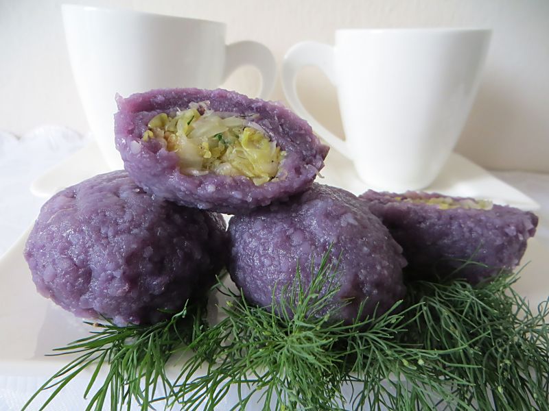 Knedle z fioletowych ziemniaków z młodą kapustą Knedle z fioletowych ziemniaków z młodą kapustą