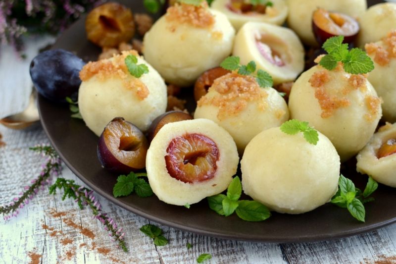 Knedle z kaszy manny ze śliwkami 