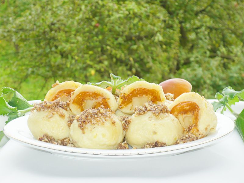 Knedle z marcepanem i morelami  Knedle z marcepanem i morelami