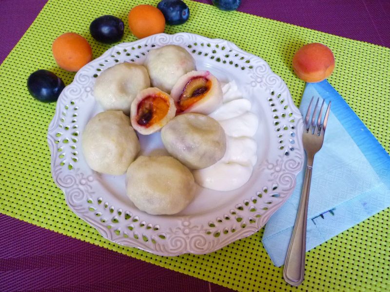 Knedle z morelami i śliwkami