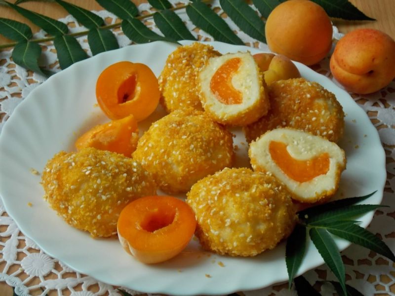 Knedle z morelami w kukurydzianej panierce Knedle z morelami w kukurydzianej panierce