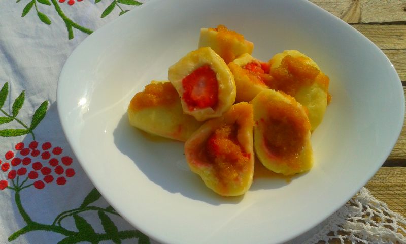 Knedle z serem i truskawkami Knedle z serem i truskawkami