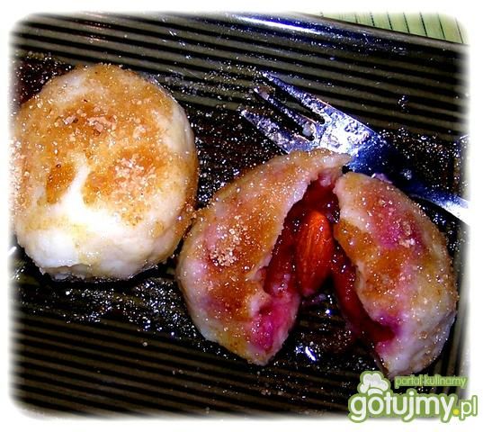 Knedle z śliwką i migdałem Knedle z śliwką i migdałem