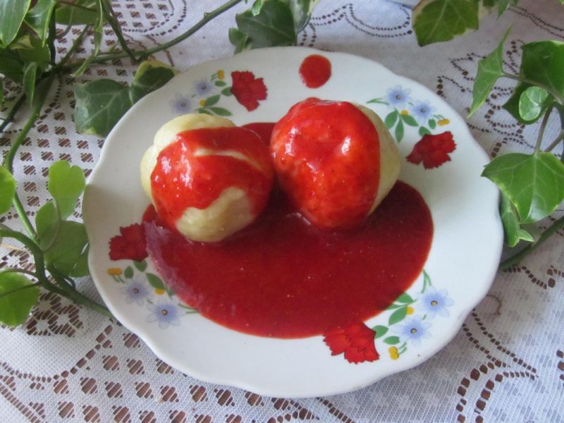 Knedle z truskawkami i musem truskawkowym