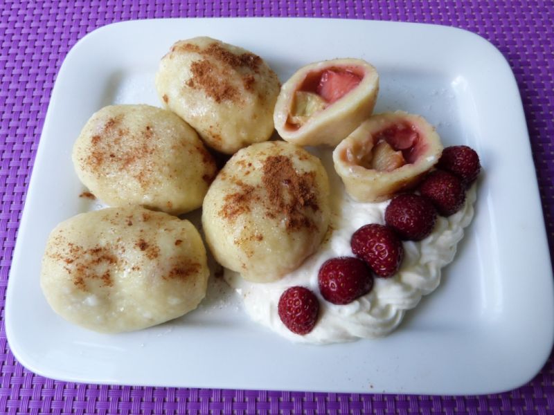 Knedle z truskawkami i rabarbarem Knedle z truskawkami i rabarbarem