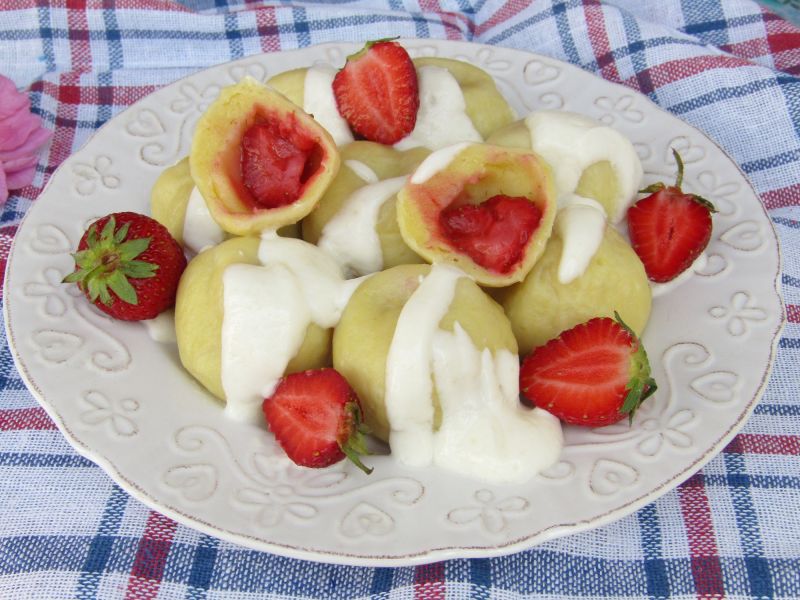 Knedle z truskawkami i sosem śmietanowym 