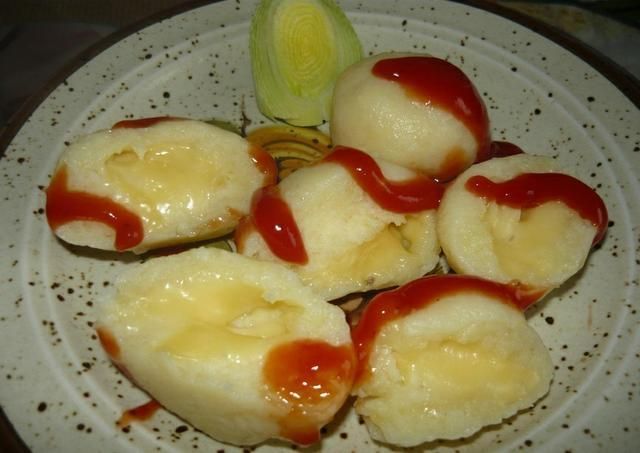 Knedle z żółtym serem