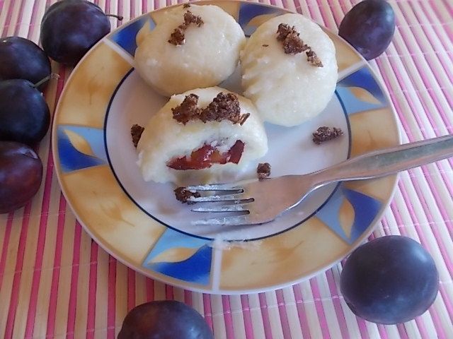 Knedle ze śliwkami i chrupiącą okrasą